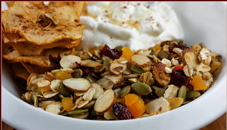 Bol de muesli con fruta y yogur