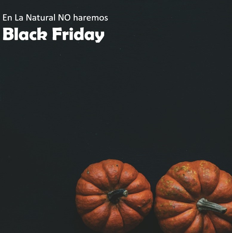 Cartel con 2 calabazas y texto: En La Natural no hacemos Black Friday